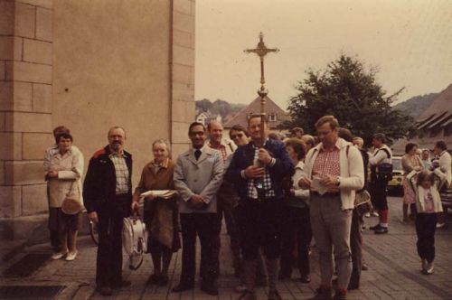 Eine Gruppe von Wallfahrern in den 80iger vor der Mömbriser Pfarrkirche Eine Gruppe von Wallfahrern in den 80iger vor der Mömbriser Pfarrkirche