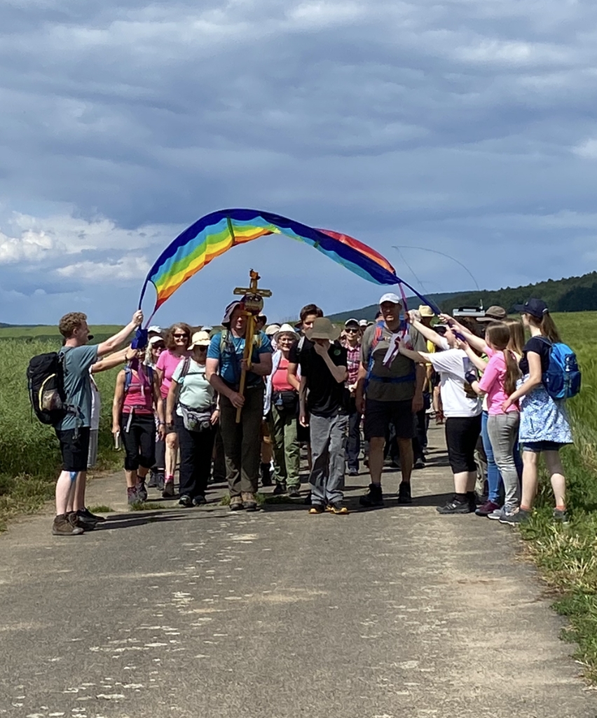 Wallfahrt unter dem Regenbogen